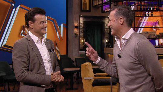 🎥 | Check! Wilfred Genee plaagde dove John de Bever: 'Jij praat expres zachtjes he?'