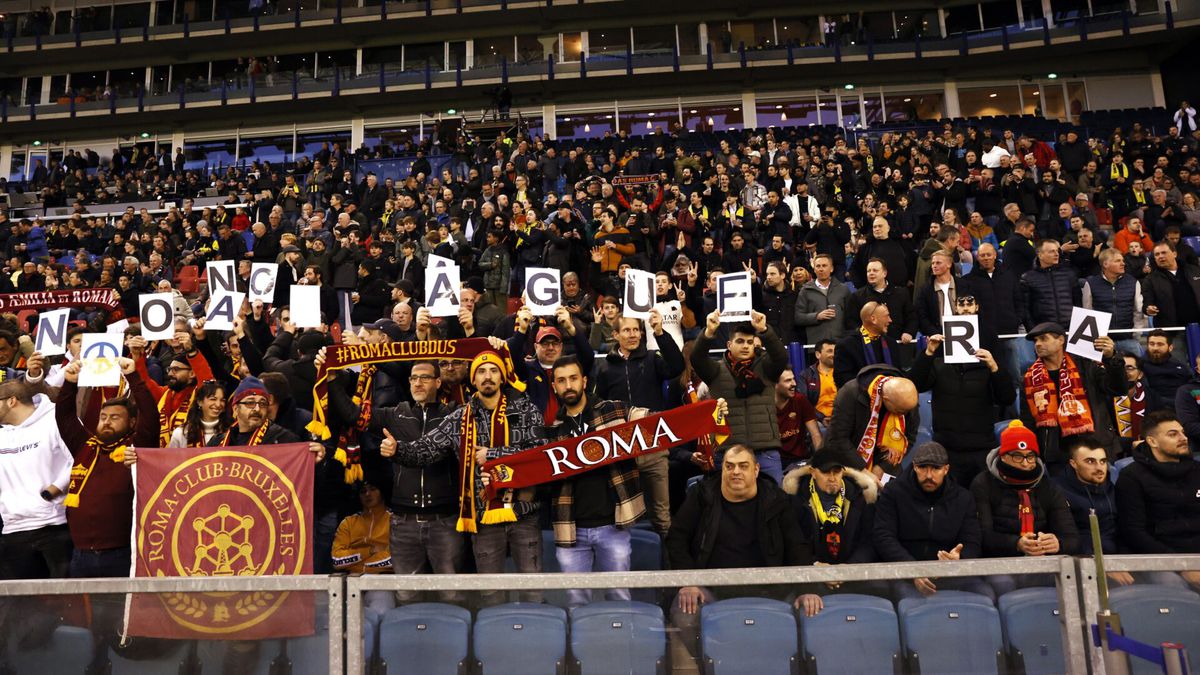 🎥 | Vitesse-fans moeten rennen voor glazen en wapens: AS Roma-fans vallen hen aan