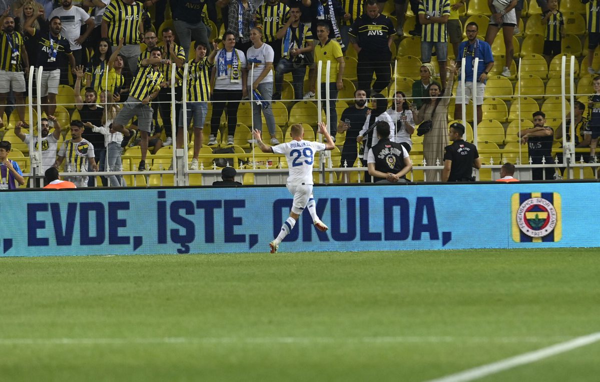 UEFA start onderzoek na scanderen naam Poetin door Fenerbahçe-fans