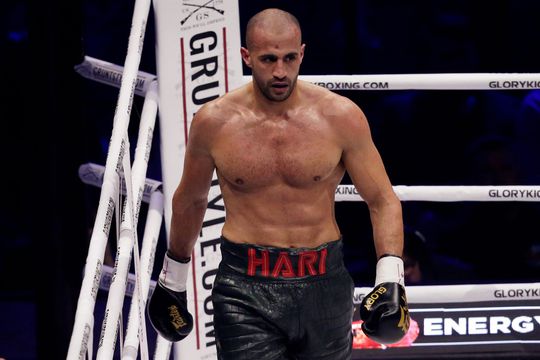 Badr Hari tekent 3-jarig contract bij Glory en mag uitkijken naar gevecht tegen Verhoeven