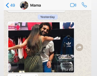 Salah heeft wat uit te leggen aan z'n moeder na foto met vrouwelijke fan