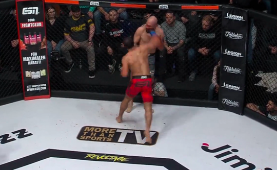 🎥 | MMA-vechter vergist zich in rondebel en wordt keihard KO geslagen