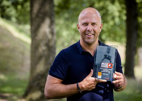 Arne Slot wint voor 2e jaar op rij Rinus Michels Award, beste KKD-trainer niet eens kampioen