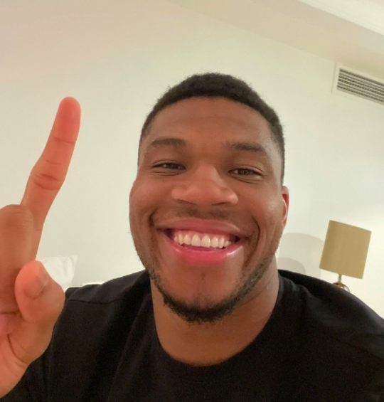 🤣 | NBA-ster Giannis adviseert schatrijk Al-Hilal: 'Haal mij, ik lijk op Mbappé'