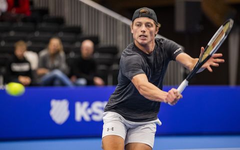Tim van Rijthoven verrast tennistopper Taylor Fritz in Rosmalen