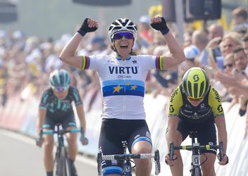 Marta Bastianelli klopt Van Vleuten in sprint en wint Ronde van Vlaanderen bij de vrouwen