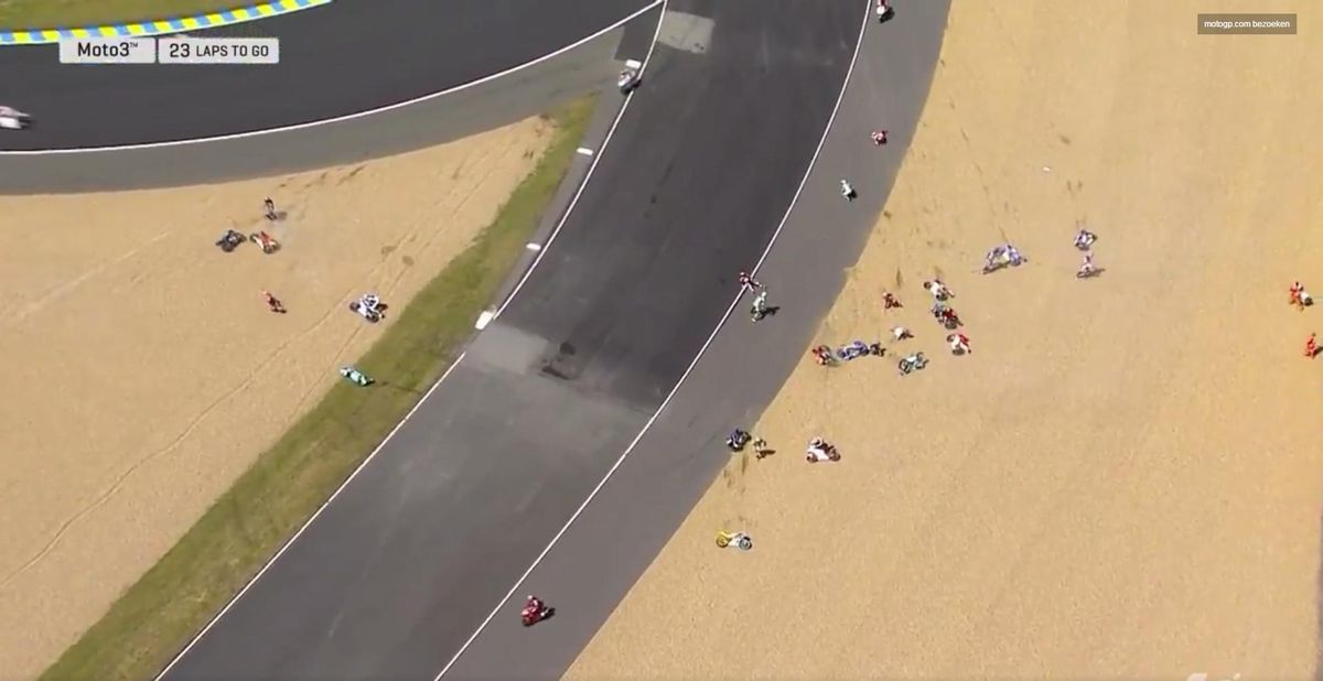 WTF! Elf Moto3-coureurs gaan onderuit in zelfde bocht (video)