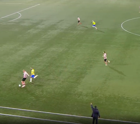 🎥 | Tom Beugelsdijk geeft RKC kerstcadeautje met veel te zachte terugspeelbal