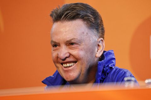 🎥 | Grappende Louis van Gaal wil pers afschudden: 'Klok gaat uurtje terug'
