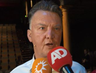 Van Gaal zet theater op z'n kop bij boekpresentatie (video)