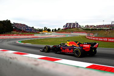 Verstappen op P7, Hamilton veruit de snelste in VT3 die eindigt met crash Russell (video)