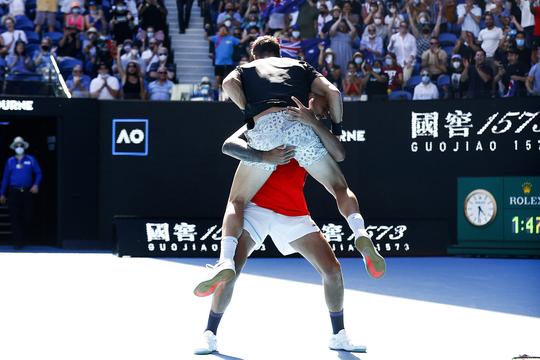 Aussie badboy Kyrgios laat het ook een keer op de baan zien en haalt finale dubbelspel Melbourne