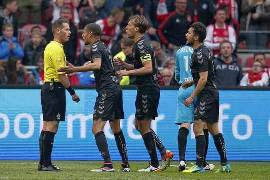 Arbiter Makkelie onder vuur na onterechte penalty Ajax