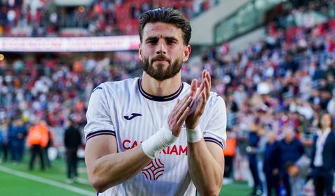 Prikken maar! Wesley Hoedt is voortaan een Hornet in het Championship