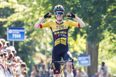 Dylan van Baarle is topfavoriet Mathieu van der Poel te snel af en wint NK op de weg