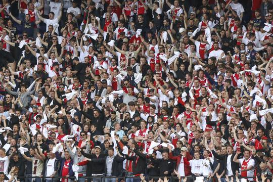 📸 | Ajax-fans slopen wc's in De Kuip en laten bizarre teksten achter