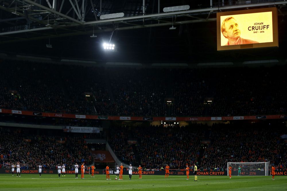 Kippenvel! Indrukwekkend applaus voor Johan Cruijff in minuut 14 (video)