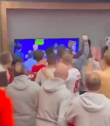 🎥 | Quincy Promes en teamgenoten lachen na zien van beelden massale knokpartij tegen Zenit