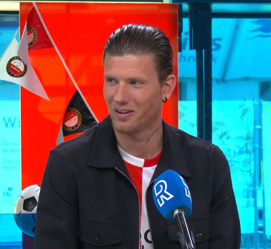🎥 | Michiel Kramer steekt voorkeur niet onder stoelen of banken en draagt Feyenoord-shirt