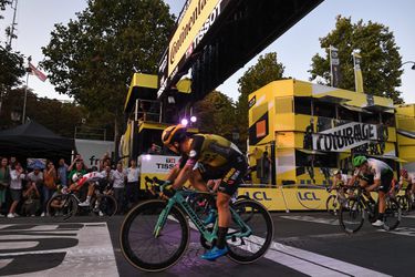 Ewan wint de laatste Tour-rit in Parijs vóór Groenewegen