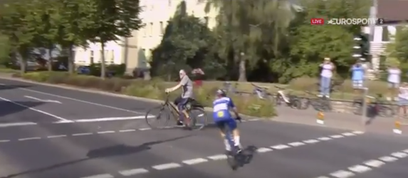 WTF?! Remco Evenepoel knalt bijna tegen overstekende man op (video)