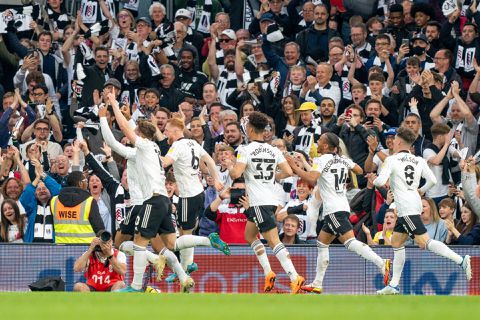 Fulham kroont zich met 7-klapper kampioen van Championship mede dankzij goal Kenny Tete