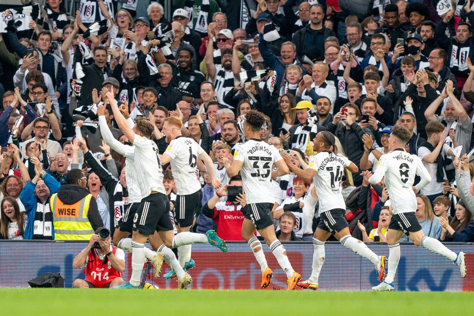 Fulham kroont zich met 7-klapper kampioen van Championship mede dankzij goal Kenny Tete