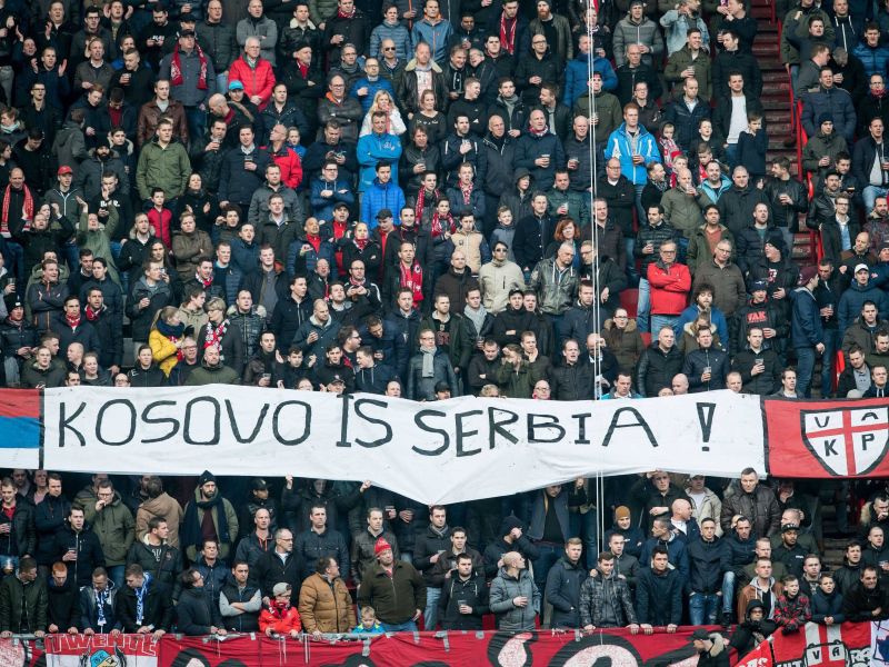 FC Twente legt makers 'Kosovo-spandoek' stadionverbod op