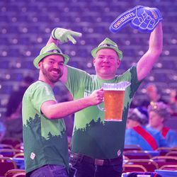 📸😂 | 'Biercantus' voor Ally Pally-publiek: fans krijgen prullenbak met pitchers vol