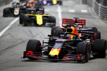 Foei, Max! Tijdstraf voor Verstappen na gevaarlijke actie in de pitstraat (video)