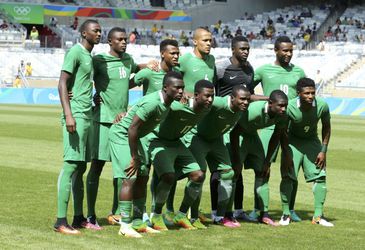WTF! 'Politie' dreigt spelers van Nigeriaans elftal neer te schieten