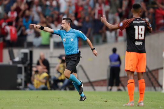 De VAR vond dat Tadic '100 procent een overtreding maakte' bij goal Blind tegen PSV
