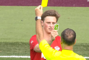 🎥😂​| Oud-topscheidsrechter wordt in de zeik genomen bij wedstrijd van de Sidemen