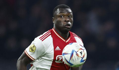 'Brian Brobbey gooit er met de pet naar op Ajax-training'