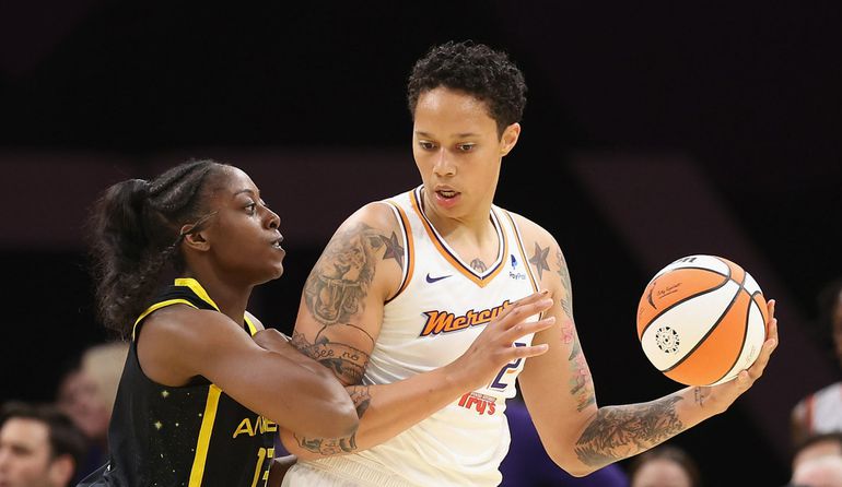 Basketbalster Brittney Griner voor het eerst terug op het veld na celstraf in Rusland