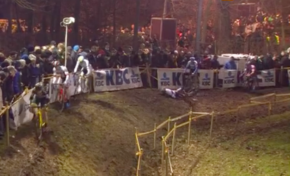 Van Der Poel duikt hekken in en hapt modder (video)