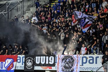 🎥 | Gekkenwerk: FC Utrecht-supporters bekogelen eigen speler met vuurwerk