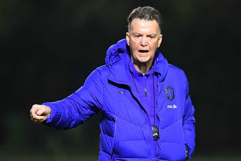 Louis van Gaal valt met de fiets en coacht Oranje tegen Noorwegen vanuit een rolstoel