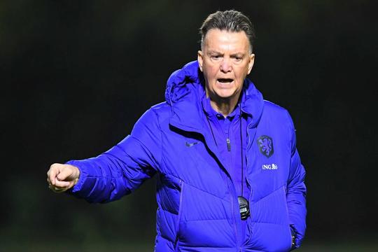 Louis van Gaal valt met de fiets en coacht Oranje tegen Noorwegen vanuit een rolstoel