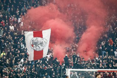 Ajax-supporter gooit vuurwerkbom in ruimte met ME en stewards en krijgt 3 jaar celstraf