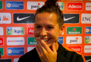 Oranje Leeuwin Van Dongen is eerlijk: 'Dat shirt is lelijk, ook liet ik een keer een scheet' (video)