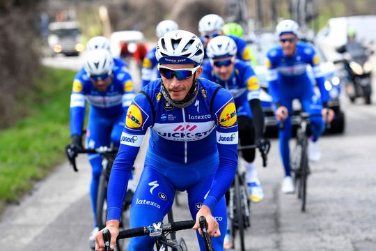 Alaphilippe bezorgt Quick-Step nieuw succes en wint 1e etappe in Baskenland (video)