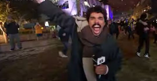 🎥 | Australische verslaggever wordt compleet gek na bereiken WK