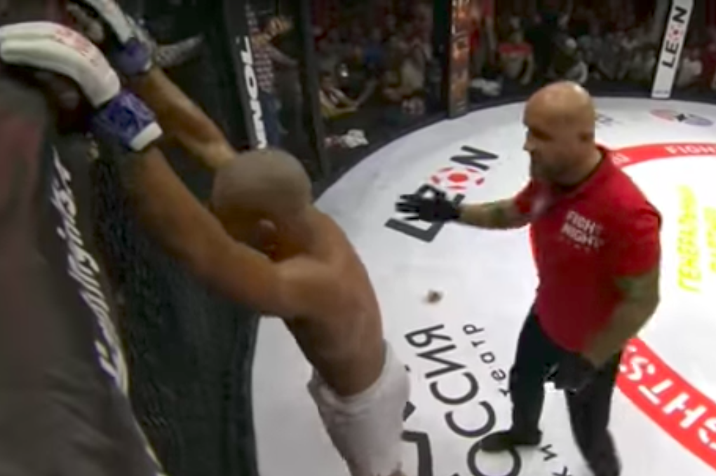 MMA-vechter Brandao bijt, trapt na, spring de kooi uit en verliest (video)