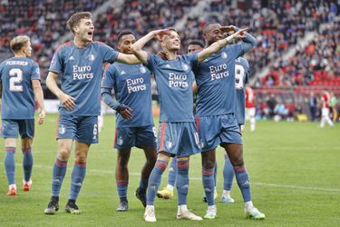 Feyenoord wint dik verdiend op bezoek bij koploper AZ