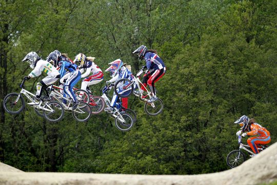 UCI roemt BMX-wedstrijd op Papendal en geeft trofee
