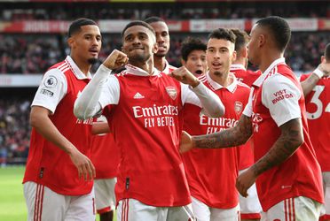 Koploper Arsenal sloopt Nottingham Forest: oud-Feyenoorder Nelson scoort er 2 in 3 minuten