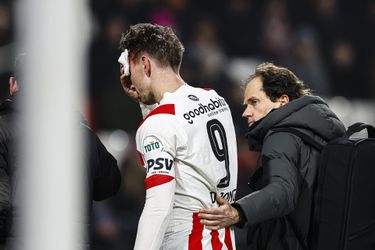 🎥📸 | Luuk de Jong beleeft vervelende avond: PSV-spits mist penalty én moet na harde botsing gewisseld worden