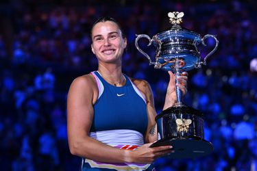 Aryna Sabalenka straalt na 'zoveel downs' met Australian Open-trofee: 'Ik hou van jullie'