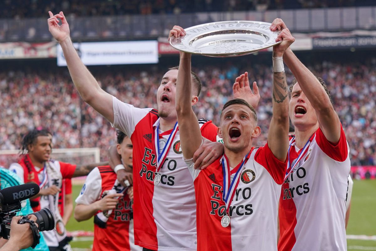 📸 | Over en uit voor Feyenoord: Sebastian Szymanski officieel naar Fenerbahçe